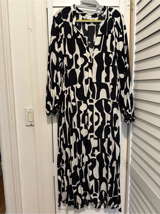 Zara Dresses & Skirts - Zara Black and White Long Sleeve Printed Midi Dress